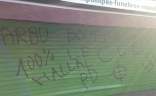 Des inscriptions islamophobes et homophobes ont été découvertes sur le rideau métallique d'une entreprise de pompes funèbres musulmanes à Toulouse, le 6 décembre 2015.