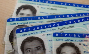 Des cartes d'identité. (Illustration)