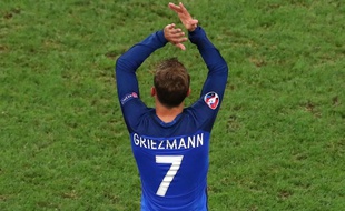 Antoine Griezmann applaudit le public du Vélodrome après France-Allemagne.