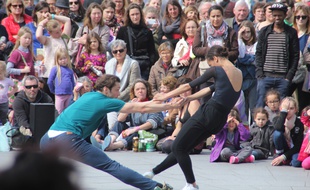 La première édition de Fous de danse avait rassemblé plusieurs centaines de danseurs et de curieux sur l'esplanade de Gaulle.