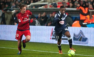 Hadi Sacko (à droite) à la lutte avec le Parisien Clément Chantôme le 20 janvier 2013 à Chaban-Delmas