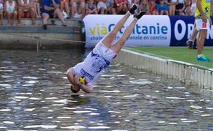 Un ballon de rugby, de l'eau... C'est le WateRugby.