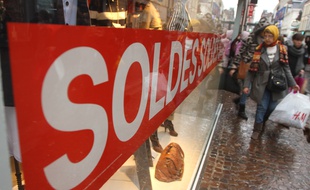 Lille, le 12 janvier 2011. Le premier jour des soldes d'hiver dans les rues piétonnes du centre ville.