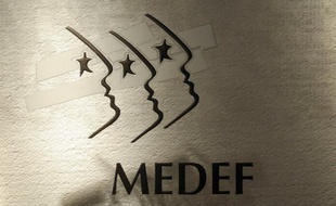 Le Medef a mis en garde mardi contre la taxation accrue des revenus du capital prévue dans le budget 2013, qui risque selon le mouvement patronal d'alourdir le coût des transmissions des petites et moyennes entreprises (PME) et donc d'en "décourager" le développement.