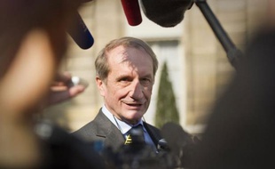 Le ministre de la Défense (UMP) Gérard Longuet a comparé lundi le candidat PS à la présidentielle François Hollande avec le capitaine du paquebot Costa Concordia qui s'est échoué sur les côtes italiennes.