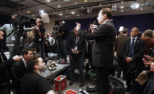 Eric Besson, ministre de l'Immigration, répond aux journalistes au siège de l'UMP après le second tour des régionales.