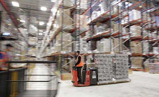Dans la plateforme logistique d'Amazon à Lauwin-Planque (Nord) en 2013.
