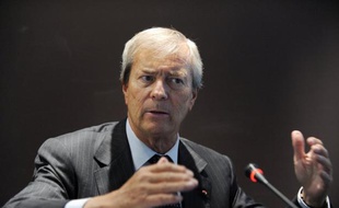 Le patron du groupe Bolloré a confirmé jeudi l'introduction en Bourse le 30 octobre prochain de 10% du capital de "Blue Solutions", son activité dans les véhicules électriques, lors de l'assemblée générale du groupe.