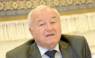 Il est maire de Cannes depuis 2001.