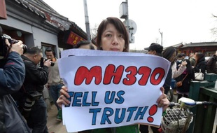 "Dites-nous la vérité", réclame sur cette affiche le 8 mars 2015 à Pékin une proche d'une des 239 personnes voyageant à bord du Boeing 777 du vol MH370 de la Malaysia Airlines disparu un an plus tôt