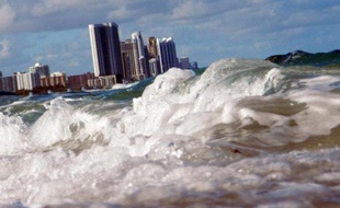 Vue prise le 14 mars 2009 d'immeubles de Miami-Dade, aux Etats-Unis, une des villes qui pourrait être parmi les plus affectées par la montée du niveau des mers due au réchauffement climatique.