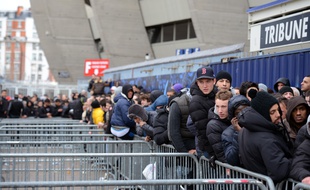 Des supporters font la queue pour entrer au Parc des Princes (photo d'illustration).