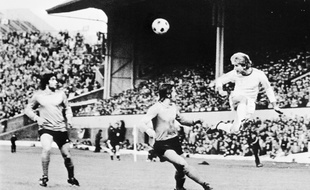 Vous aurez évidemment reconnu le bourreau préféré des Français Karl-Hein Rummenigge (à droite), ici au duel avec Patrick Revelli, lors de la finale du 12 mai 1976.