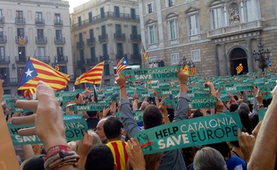 «Help Catalonia, save Europe» brandissent les Catalans, place Saint Jaume, à Barcelone le 27 octobre 2017.
