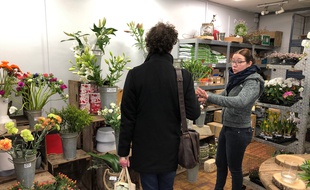 La fleuriste Lydie Desrumaux dans son magasin où elle donnait les fleurs, après l'annonce de fermeture liée au coronavirus.