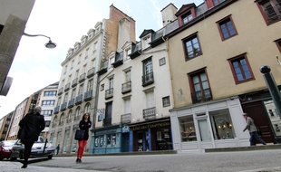 La rue du Capitaine Dreyfus, dans le centre-ville de Rennes, où un bâtiment menaçant de s'effondrer est à l'abandon.