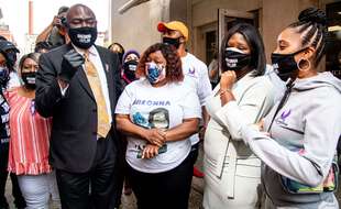 La mère de Breonna Taylor, Tamika Palmer (centre) avec l'avocat Ben Crump, le 15 septembre 2020.