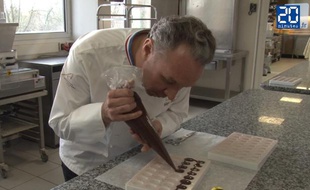 Philippe Bertrand, meilleur ouvrier de France et directeur technique de la Chocolate Academy de la marque Cacao Barry, fabrique des chocolats.