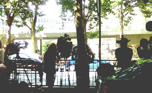 La foule des journalistes attend devant l'hôpital du Val-de-Grâce, où Nicolas Sarkozy est hospitalisé, le 26 juillet 2009.