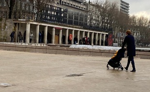 Les consommateurs de crack se sont notamment installés sous les arches de la place Stalingrad, côté quai de Seine.