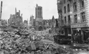 La ville de Caen après des bombardements alliés. Le 9 juillet 1944.