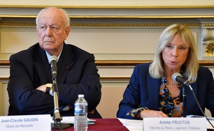 Jean-Claude Gaudin et son adjointe au logement, Arlette Fructus lors d'une conférence de presse après le drame d'Aubagne.