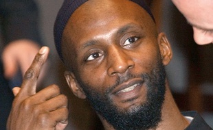 Jamal al-Harith témoigne devant l'Assemblée parlementaire du Conseil de l'Europe, à Paris, des tortures qu'il dit avoir subies à Guantanamo, le 17 décembre 2004.