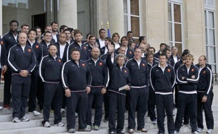 Nicolas Sarkozy a reçu mercredi à l'Elysée les joueurs de l'équipe de France de rugby, finalistes malheureux dimanche de la Coupe du monde face à la Nouvelle-Zélande (7-8), dont il a célébré le "courage", la "bravoure" et la "générosité".