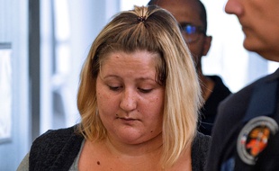 Riom (Puy-de-Dôme), le 5 septembre 2016. Cécile Bourgeon, la mère de Fiona, arrive à la cour d'assises où est jugé l'homme qui l'a violée en 2012.