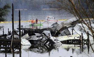 Les bateaux touchés par un incendie dans la nuit du dimanche 26 au lundi 27 janvier à Scottsboro, aux Etats-Unis.