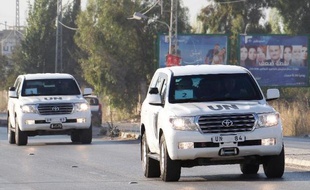 A UN convoy of vehicles drives through the Lebanese village of Taanayel after crossing into Lebanon from Syria on August 31, 2013. The team of UN inspectors left Damascus after completing Les experts des Nations unies ont quitté leur hôtel de Damas dans un convoi de voitures samedi matin