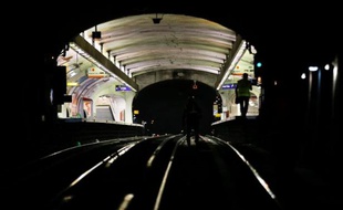 Les violences et les suicides commis sur le réseau métro et RER de la RATP ont baissé en 2012 par rapport à 2011, selon des statistiques internes à la régie parisienne divulguées par une société spécialisée dans l'exploitation de données.