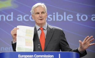 La Commission européenne a proposé mercredi de légiférer pour rendre les comptes bancaires accessibles à tous, alors que près de 60 millions de personnes n'en disposent pas en Europe, pour obliger les banques à plus de transparence et que les consommateurs puissent changer plus facilement d'établissement.