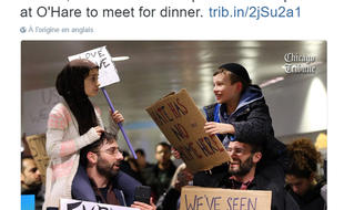 Un cliché pris le 30 janvier 2017 à l’aéroport O’Hare de Chicago (Etats-Unis) par un photojournaliste du Chicago Tribune a massivement séduit les internautes. Il illustre l’unité et la diversité des citoyens américains protestant contre le décret anti-immigration signé par le président Donald Trump.