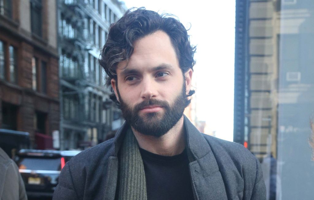 Penn Badgley veut finir « You » à la saison 5... Lukas Gage est amoureux...