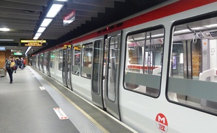 Lyon, le 19 novembre 2014. Illustration d'une rame de métro à Lyon sur la ligne A à la station Perrache.