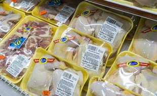 Des poulets en supermarché (illustration).