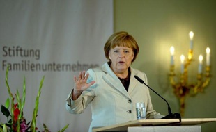 La chancelière Angela Merkel a condamné avec férocité vendredi le "faux débat" entre croissance et rigueur, révélant les divergences encore profondes de la zone euro avant un scrutin grec à haut risque dimanche et une réunion du G20 lundi.