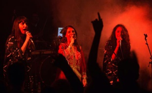 Les chanteuses israéliennes Tair (c), Liron (g) et Tagel, membres du groupe de folk yéménite A-WA, sur scène à Jérusalem, le 28 janvier 2016
