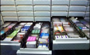 Le secteur pharmaceutique américain est en pleine ébullition, les industriels livrant une bataille politique pour défendre les tarifs actuels des médicaments, tandis que la grande distribution secoue le marché en proposant des génériques à prix réduits.