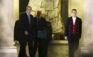 François Fillon a dénoncé vendredi "les interprétations erronées" de ses propos la veille sur PSA Peugeot Citroën, assurant que Nicolas Sarkozy n'avait "pas demandé qu'on repousse l'annonce du plan social, mais que tout soit tenté pour l'éviter".