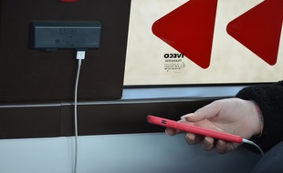 En un trajet aller-retour intégral entre Lyon Bellecour et Saint-Genis-Laval, nous n'avons rencontré qu'une utilisatrice des recharges USB placées dans le bus.