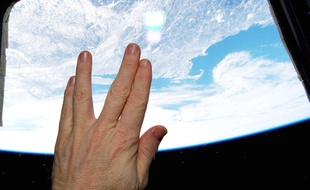 L'astronaute Terry Virts effectue le salut vulcain en hommage à Leonard Nimoy, le célèbre Dr Spock.
