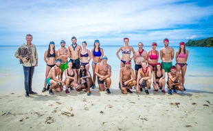 L'ensemble des participants à «KOh-Lanta» avec l'animateur Denis Brogniart.