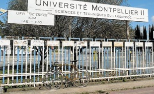 Mercredi devant l'université. Les négociations vont bon train pour essayer de convaincre les votants.