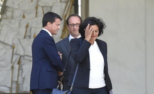 Myriam El Khomri devant Manuel Valls et François Hollande à la sortie du conseil des ministres le 2 septembre 2015 à Paris