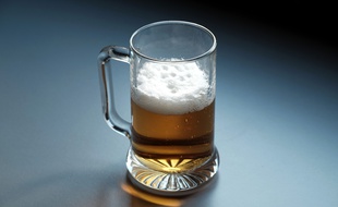 Le trentenaire était plus intéressé par la bière que par les pizzas. Illustration.