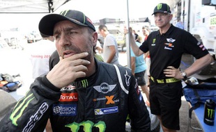 Stéphane Peterhansel devant le patron de son écurie, Sven Quandt, le 16 janvier 2014 sur le Dakar.