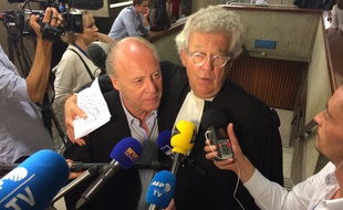René Kojfer, à gauche, soutenu par son avocat Me Hubert Delarue