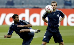 Le footballeur anglais Ashley Cole, (à gauche) lors d'un entraînement avec Chelsea, le 30 octobre 2006.